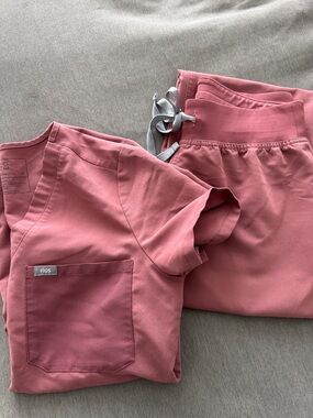FIGS Women's Scrub Set in Mauve